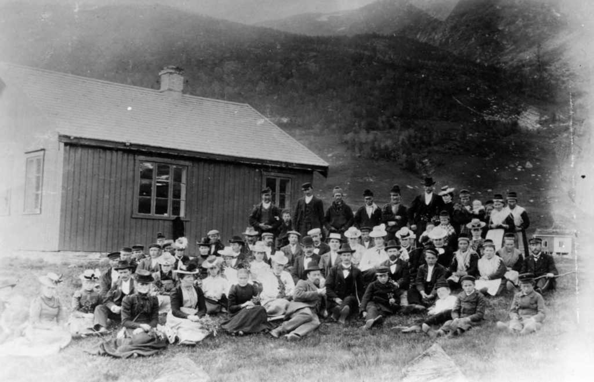 Stor gruppe foran skolehuset i Vassdalen