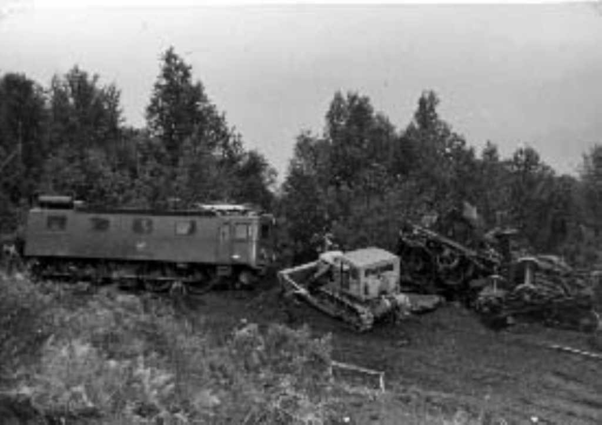 Avsporing, lokomotivet er et elektrisk lokomotiv av type Dm. Bulldoser. km  9,8 , Ofotbanen, torsdag 25.8.1955. Se for øvrig bilde nab1998010684.
