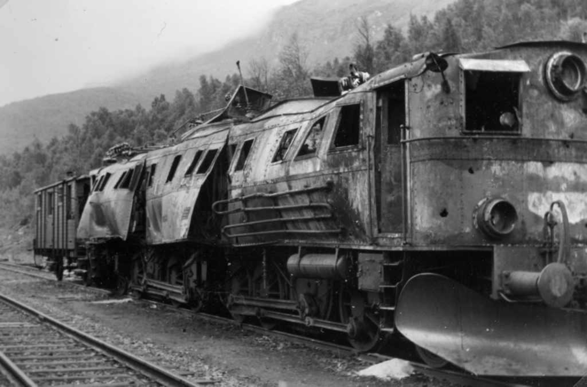 Krigsskadet elektrisk lokomotiv av tytpe El.4. på Ofotbanen.