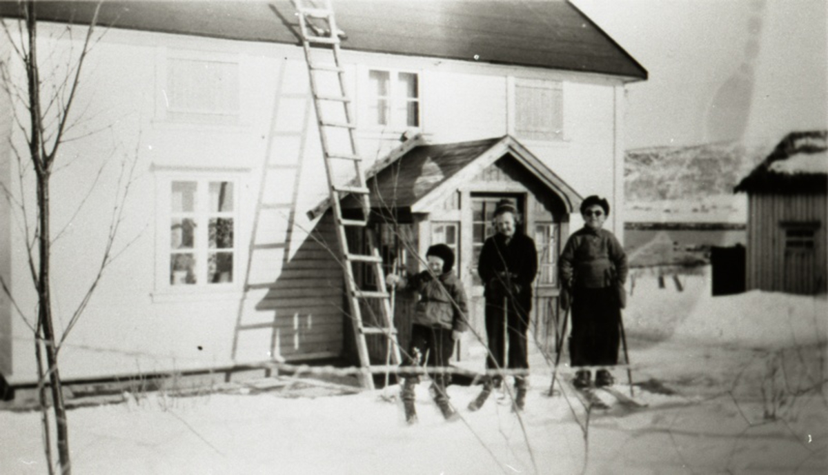 Vinter i Skjomnes - muligens 1937. Enevold sammen med søskenbarn fra byen: Jorun Marie  og Leif Andreas f. 13. 11. 1930.