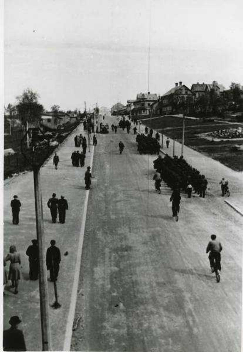 1945. Militære marsjerer i nye Sjøbakken.