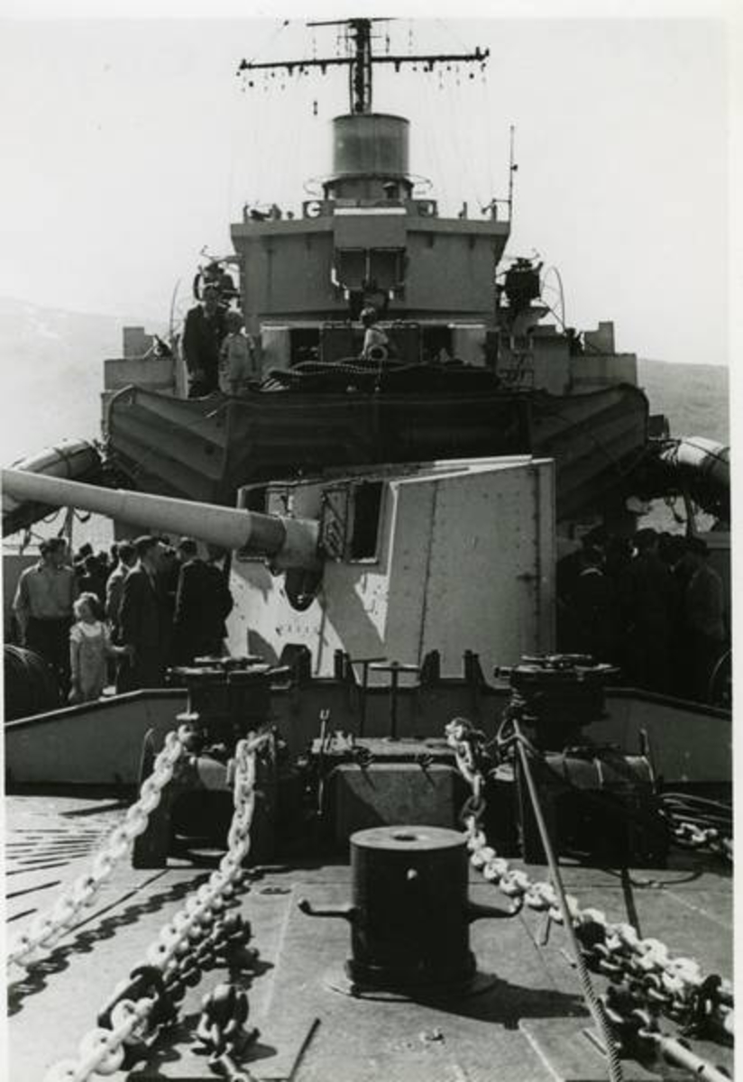 Minnemarkering. Den engelske jageren, HMS Hotspur, en av aktørene under Sjøslaget ved Narvik, 10.4.1940 besøkte Narvik. Besøk ombord