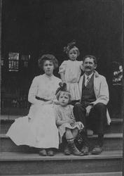 Hr. og fru Kähler (Skrevet under bildet).