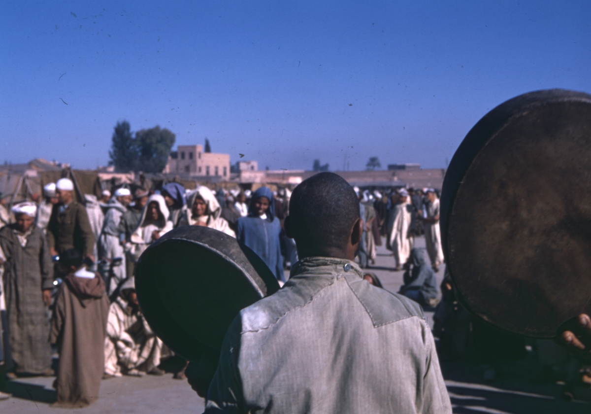 Folk på marknad i Marocko.