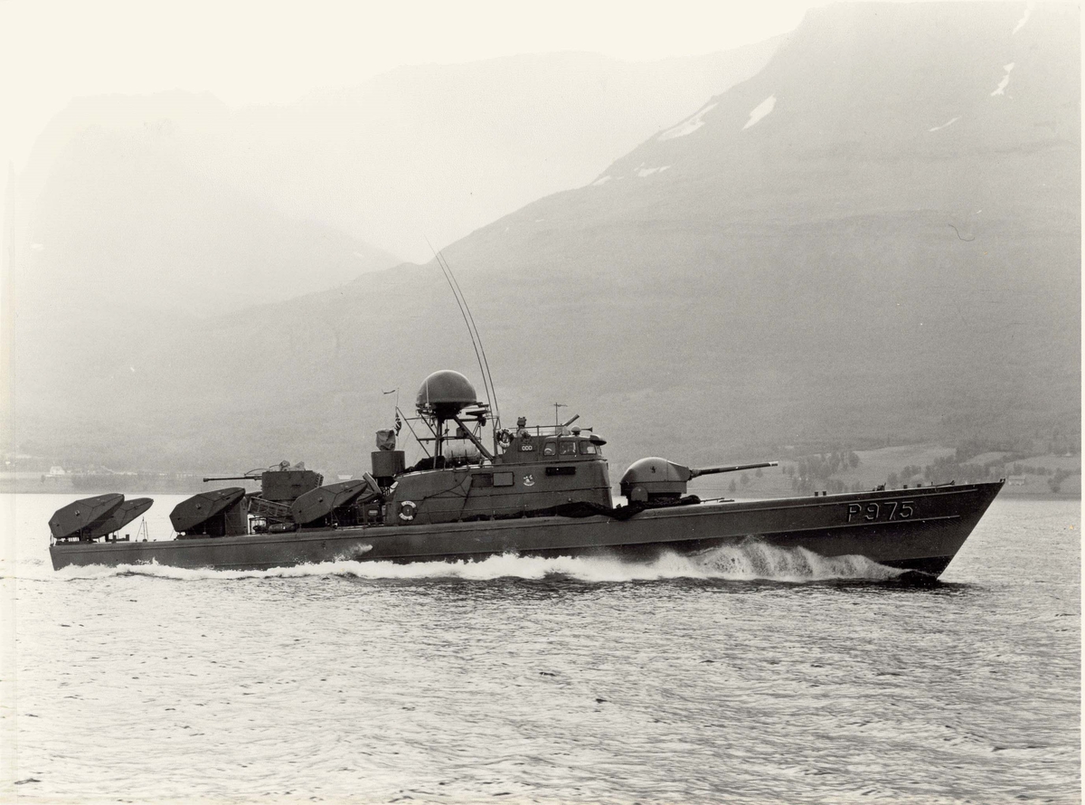 Motiv: Storm-kl kanonbåt KNM ODD (P 975). Styrbord side. 