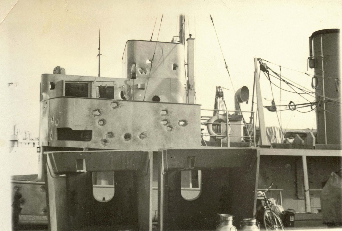 Motiv: Minesveiperen Rauma - Bro babord side - Skuddsår etter kampene på KJV Indre Havn 9 apr. 1940