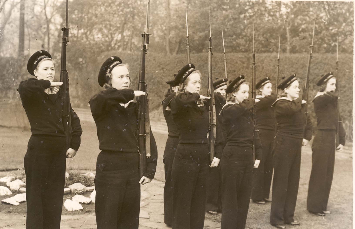 Motiv: Marinens Kvinnkorps 1942- 1945. Kurs nr 2. Liverpool Flagheis.Presenter gevær