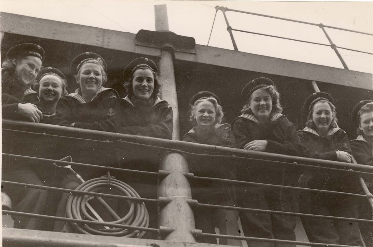 Motiv: Marinens Kvinnekorps 1942-1945.9 jenter om bord. (Draug 1942)     Avbildede personer: 8 av 9 identifisert