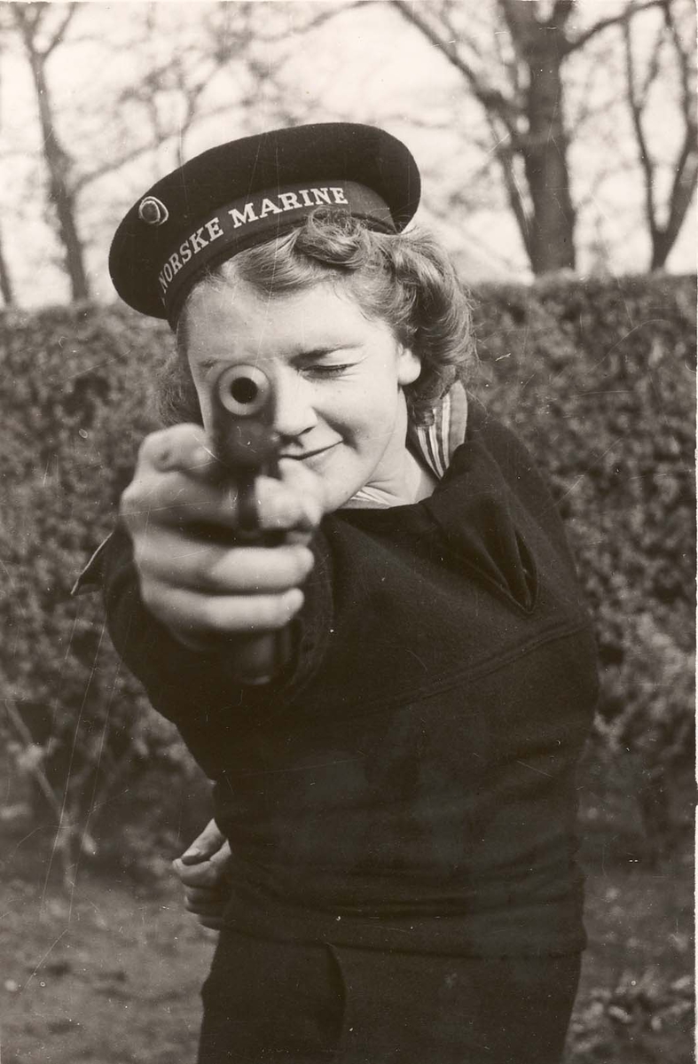Motiv: Marinens Kvinnekorps 1942-1945.MKK Gudrun Stålberg Landgraff.Sikteøvelser,1942