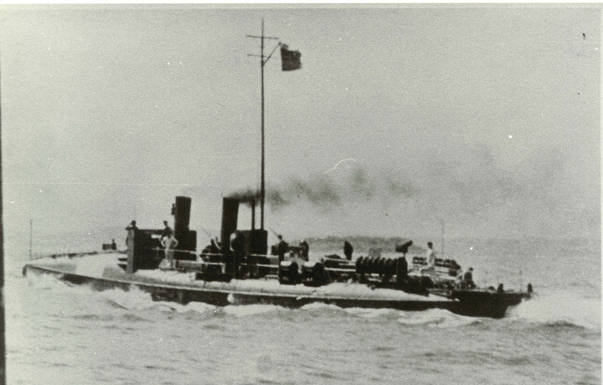 Motiv: Minesveiperen, tidl. Torpedobåt 2. kl. LOM som tysk vaktbåt NO 22 ""EIDECHSE". 10º babord side.