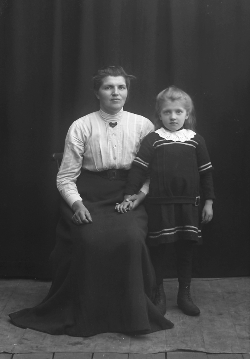 Portrett. Pauline Møller, f. 1874 sammen med sin datter Freda Pauline, f. 1906, Andøy ved Reine.