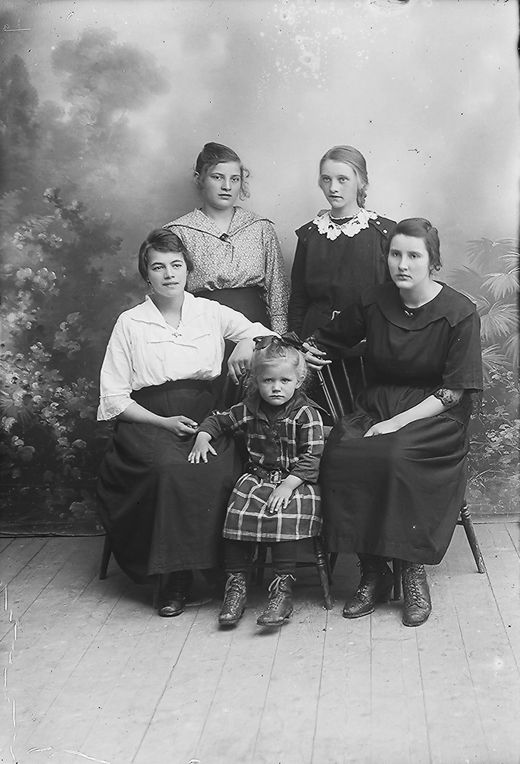 Gruppebilde. Sittende fra v.: Olaug Selfors, f. 1904, Beiarn, ukjent lita jente og Matilde Pettersen, f. 1901, Selfors, Beiarn. 
Ukjente bak.