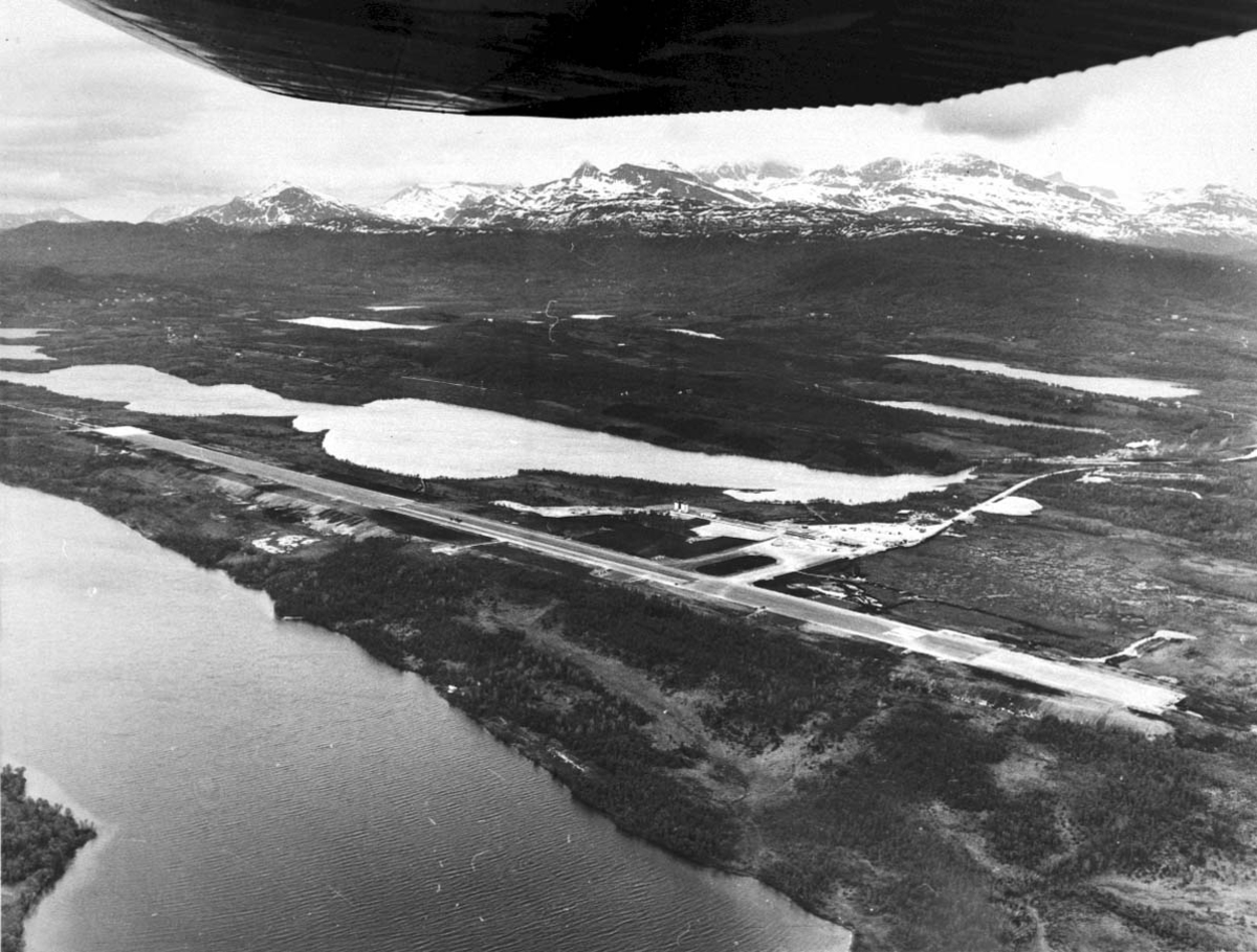Luftfoto. Landskap med lufthavn.