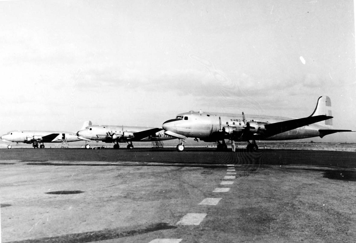 Lufthavn. 3 fly på bakken. Ant. Douglas DC-4 C-54 Skymaster fra Braathens SAFE i midten.