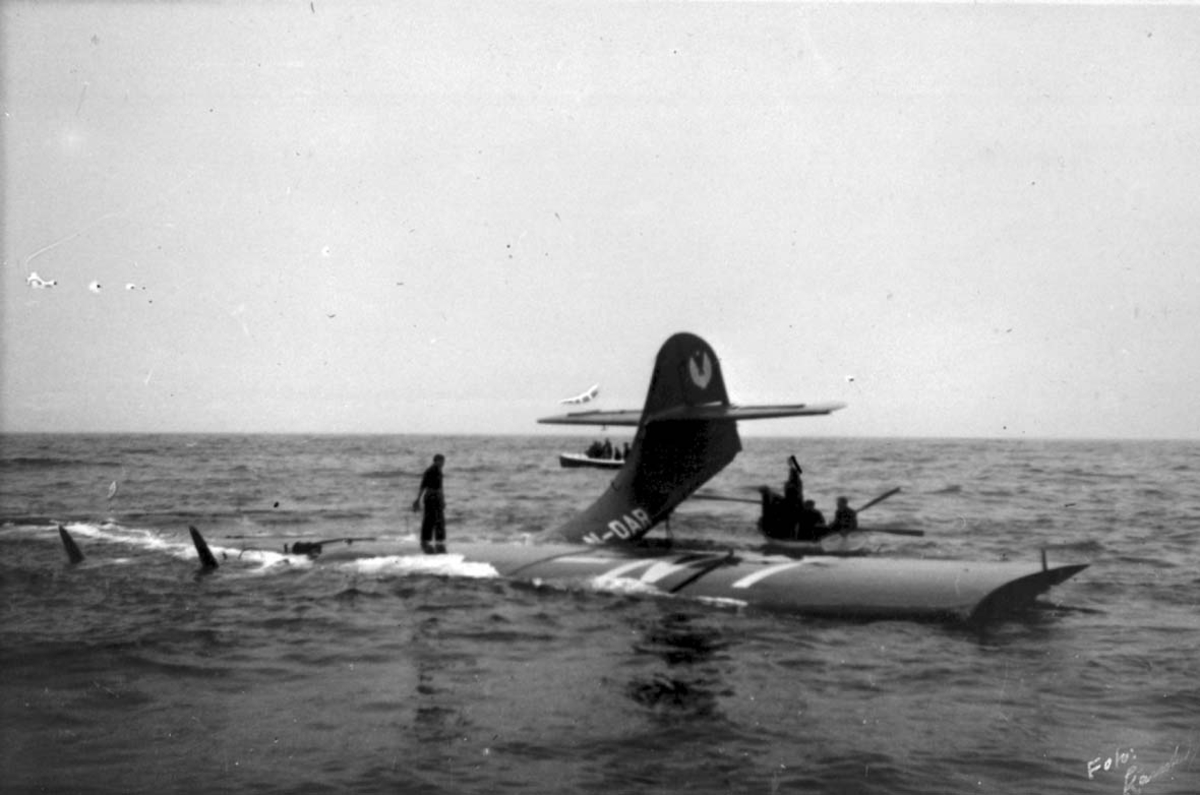 Havari. 1 fly på havet, delvis nedsunket. PBY Catalina PB2B-1 LN-OAR "Skycarrier" fra Vingtor Luftveier A/S