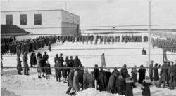 Gruppebilde. Mange personer, kvinner og menn oppstilt. De fl