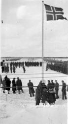 Gruppebilde. Mange personer, kvinner og menn oppstilt. De fl