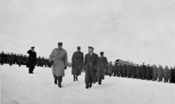 Gruppebilde. Flere personer, menn i militæruniform oppstilt 