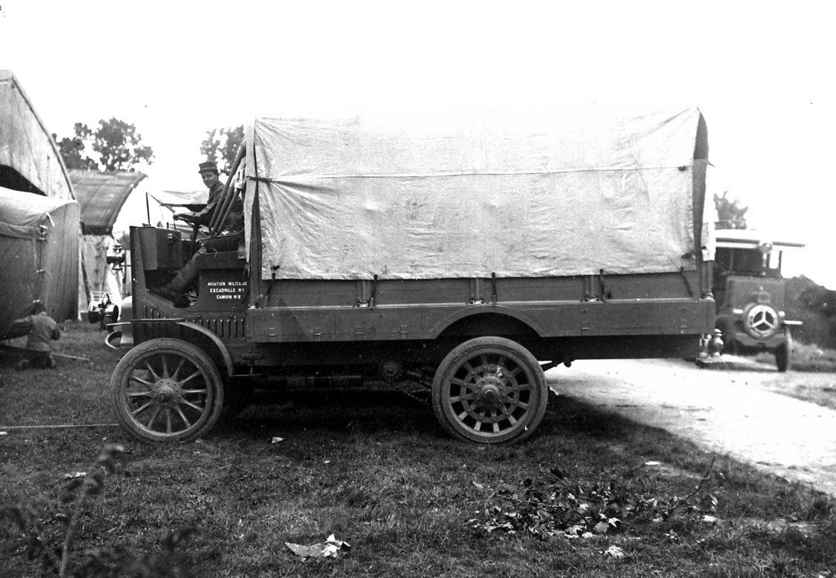 En parkert lastebil "Delahaye" brukt til å transportere militært personell. En personer, mann i militæruniform, på kjøretøyet.
