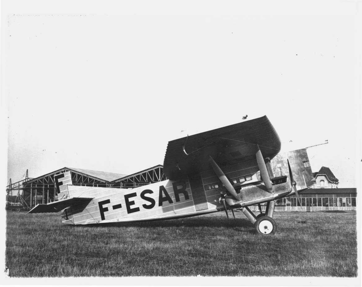 Ett fly på bakken, Farman F.121 Jabiru. Merket F-ESAR.