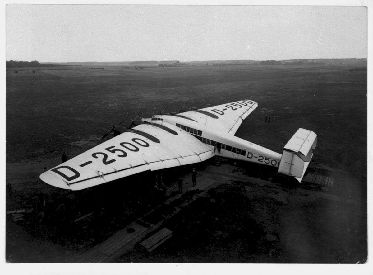 Ett fly på bakken Junkers G 38b, D-2500 fra Luft-Hansa. Noem personer ved flyet