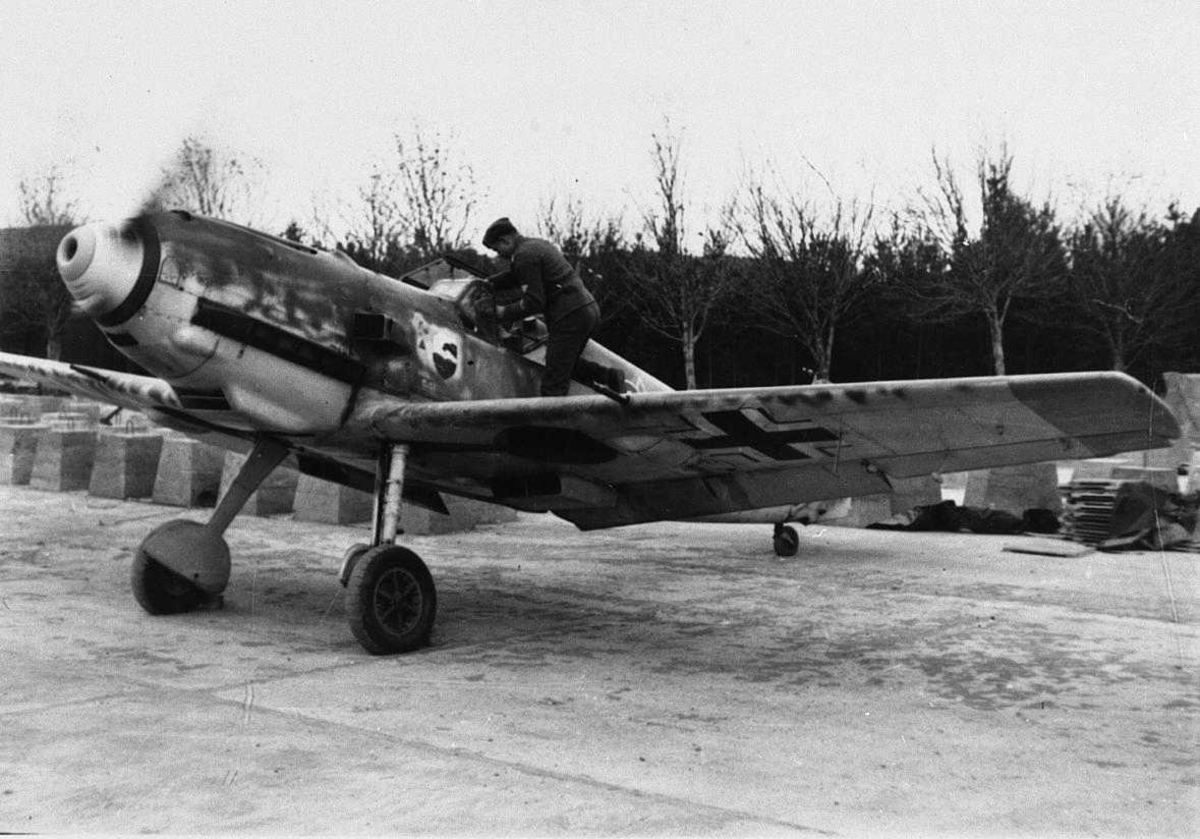 Lufthavn, tysk militert personell  ved et  fly.Bf109