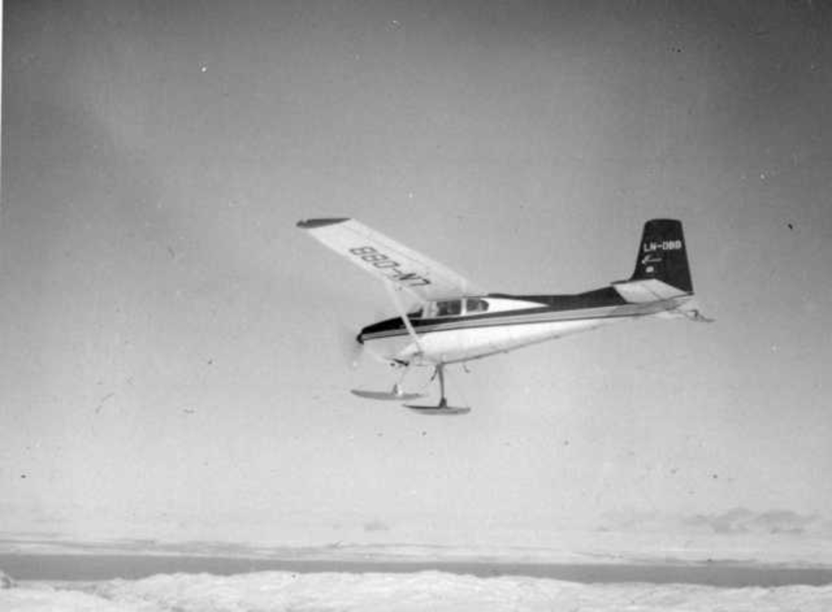 Luftfoto. Ett fly i luften, Cessna 180B, LN-DBB