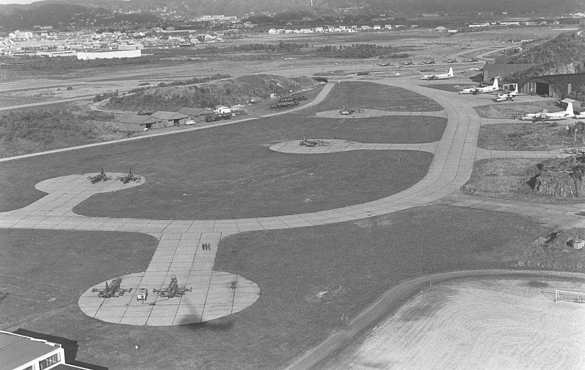 Luftfotografi av en flystasjon.
