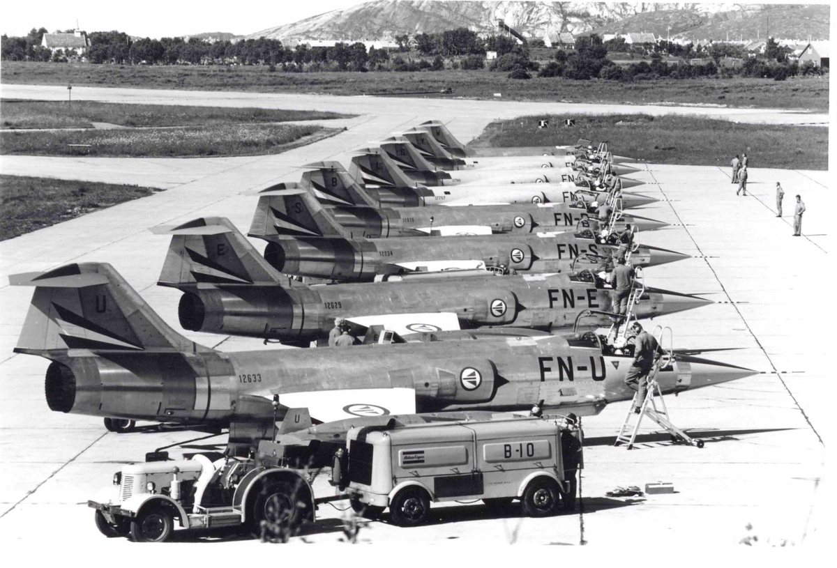Lufthavn. Åtte fly på bakken, F-104G Starfighter  331 skv.