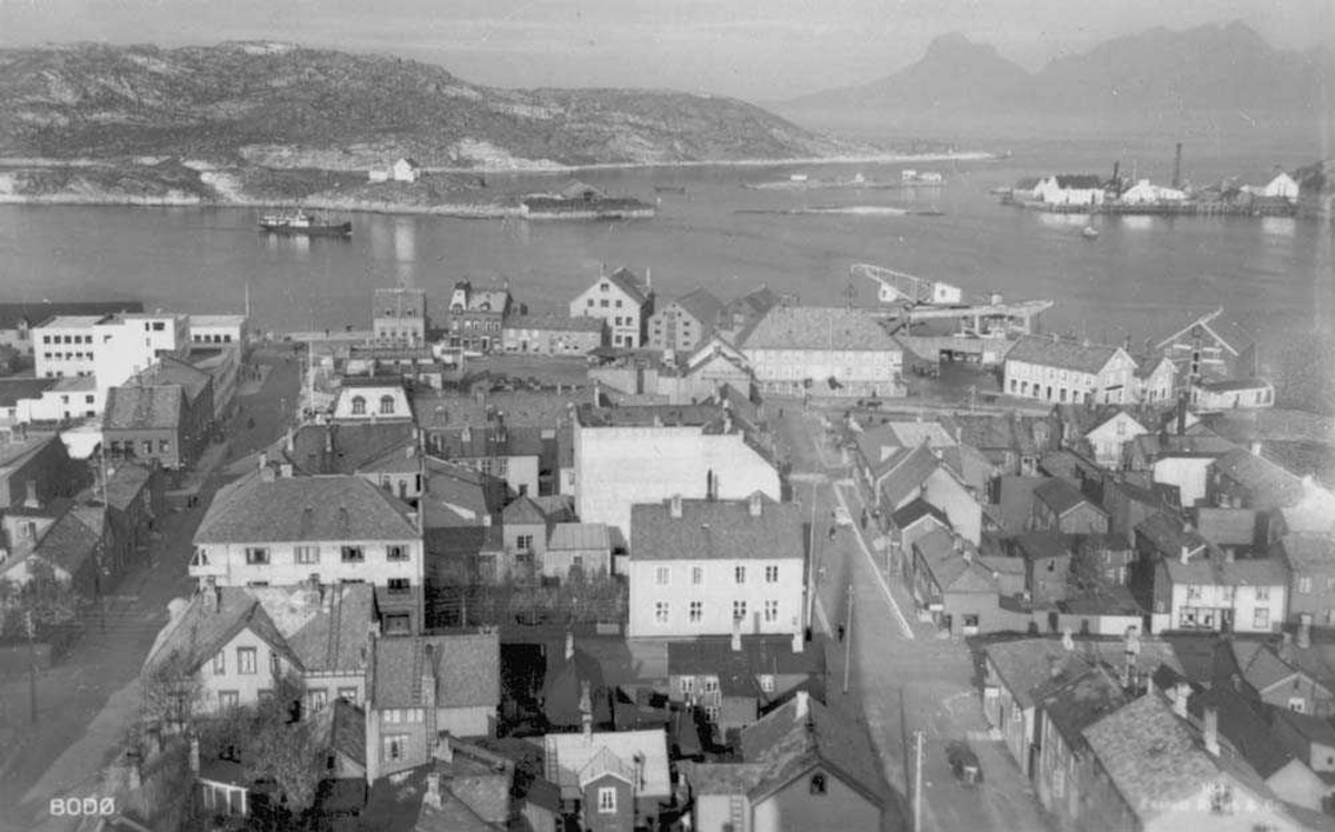 Utsikt over Bodø med havnen og fjell i bakgrunnen.
Mot hjertøya, Landegode til høyre.