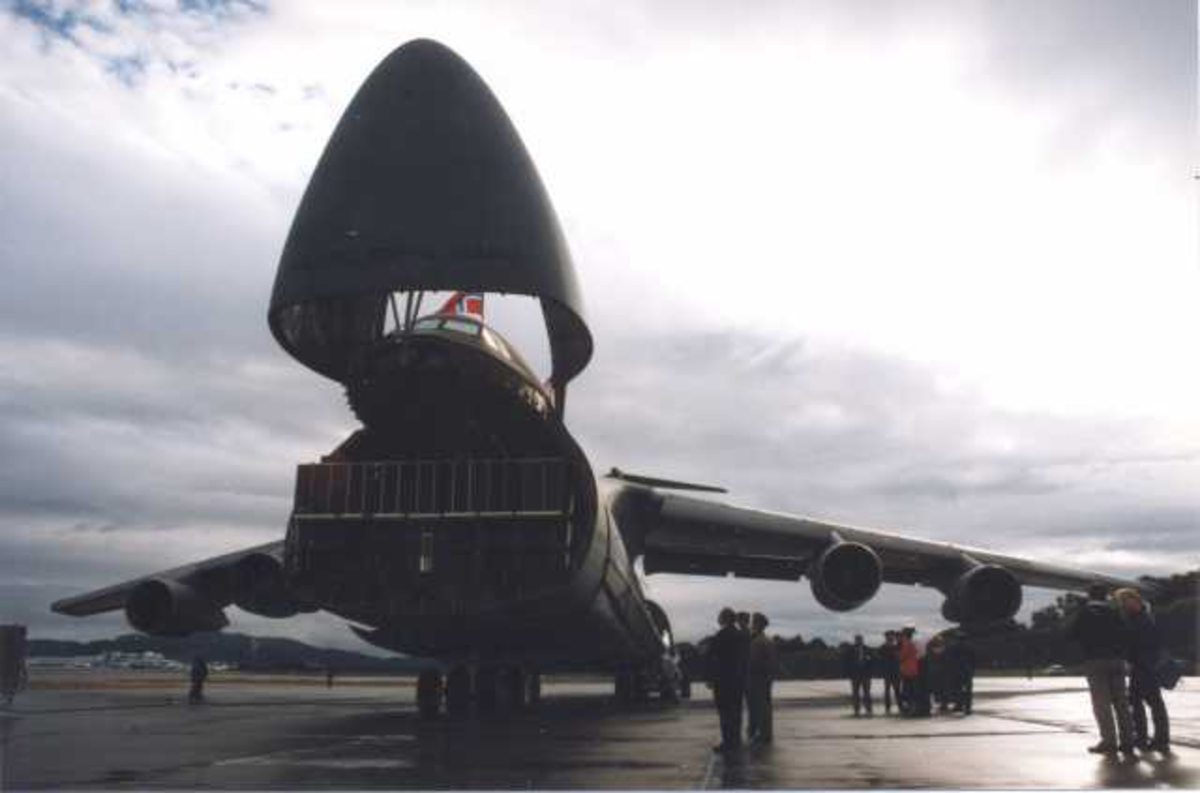 Lufthavn (flyplass) Ett fly på bakken, C-5 Galaxy fra U.S Air Force med lasteluka åpen