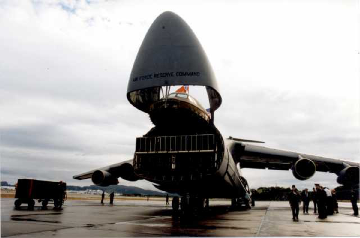 Lufthavn (flyplass). Ett fly p\å bakken, C-5 Galaxy fra U.S Air Force. Luka (nesepartiet) åpent inn til lasterommet.