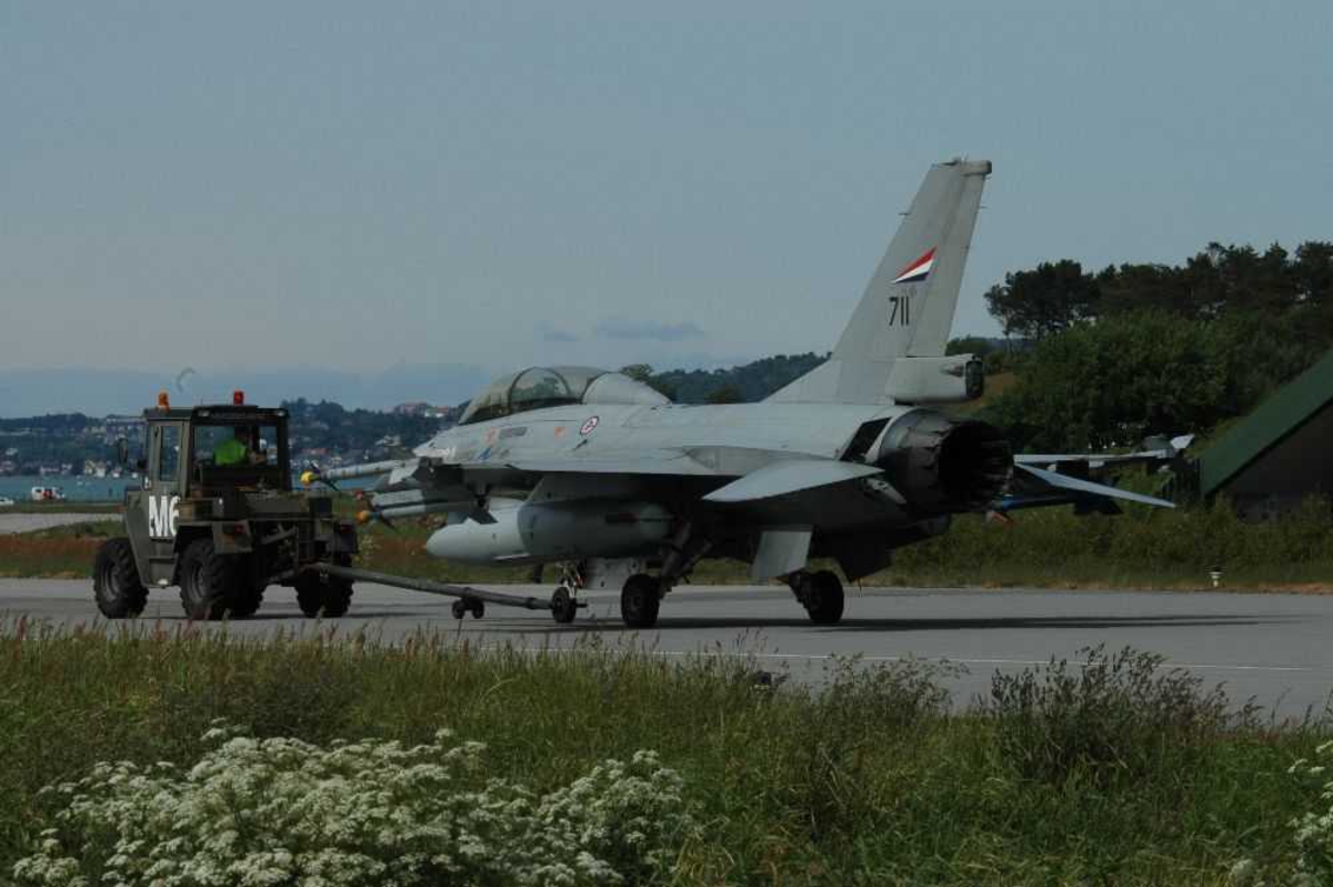 Ett fly på bakken. Norsk F-16 taues.