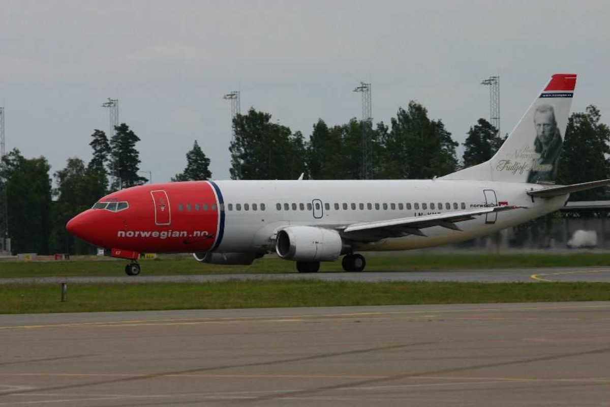 Lufthavn (flyplass). Ett fly på bakken, Boeing 737-3K2, LN-KKF fra Norwegian.