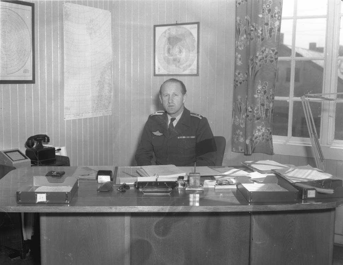 Oberstløytnant Steffan Olsen ved skrivebordet.