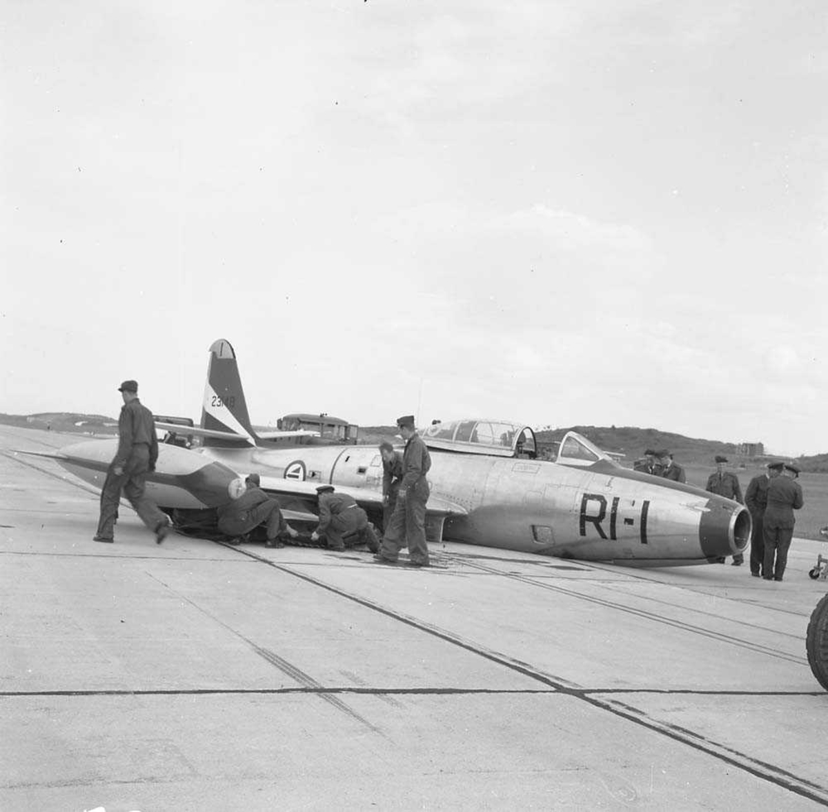 F-84, RI-I, havarert i Østre område på Bodø flystasjon.