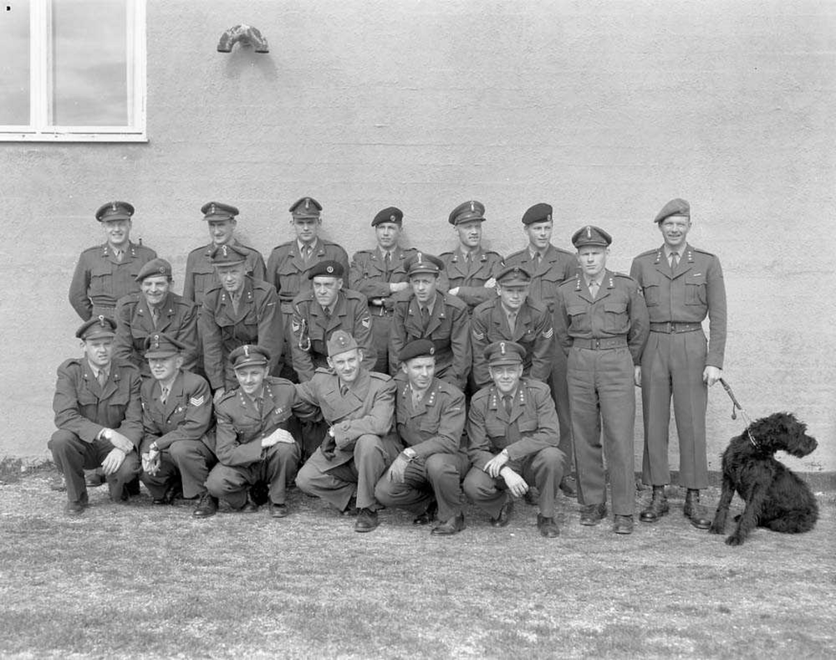 Gruppefoto av Hærens personell som har gjennomgått Luftetterretningskurs og Fotokurs på Bodø flystasjon.