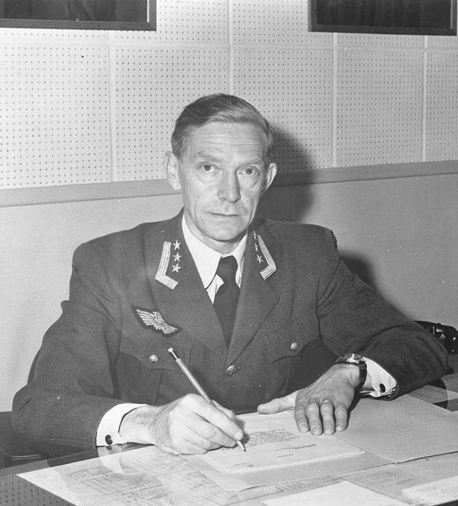 Oberst Odd Jønsberg fotografert på sitt kontor.