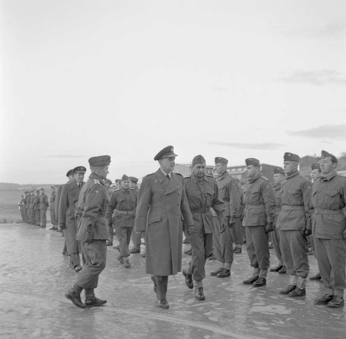 General Løytnant Odd Bull besøker Bodø flystasjon.