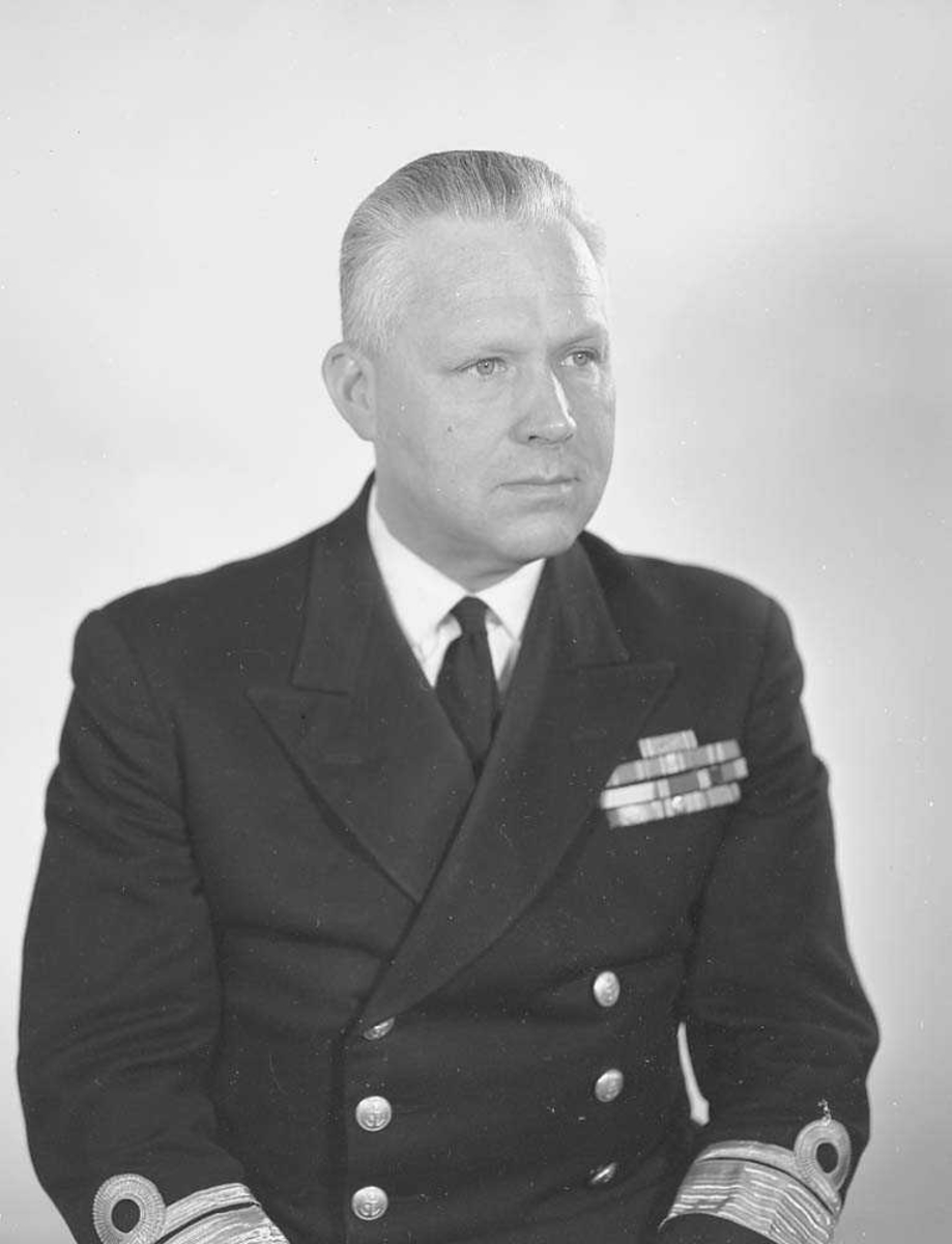 Portrett av Admiral Tore Holthe, Sjef for SKN.