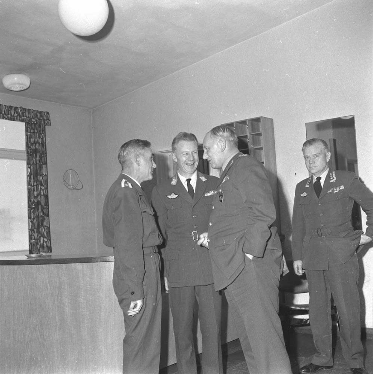 Sjefen for Kolsås besøker Bodø flystasjon. Han sees som nr. 2 fra høyre på bildet. Nr. 3 er Gen.maj R. J. Thommassen, Sjef Luftkommando Nord (LKN).