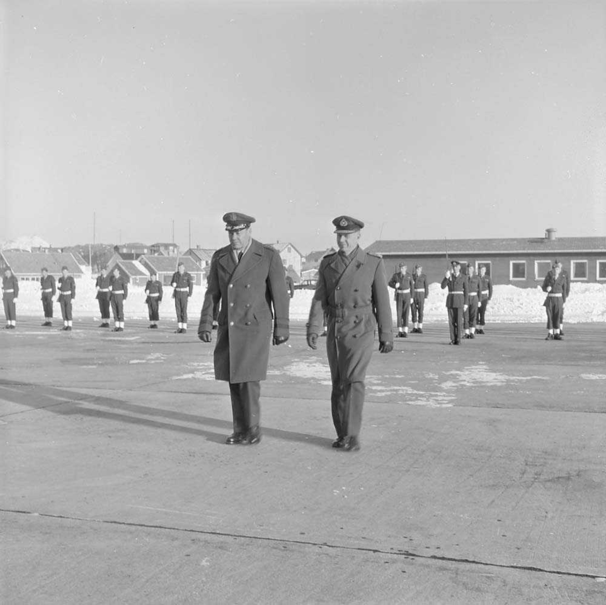 Generalene Lee og Thommessen besøker Bodø flystasjon.