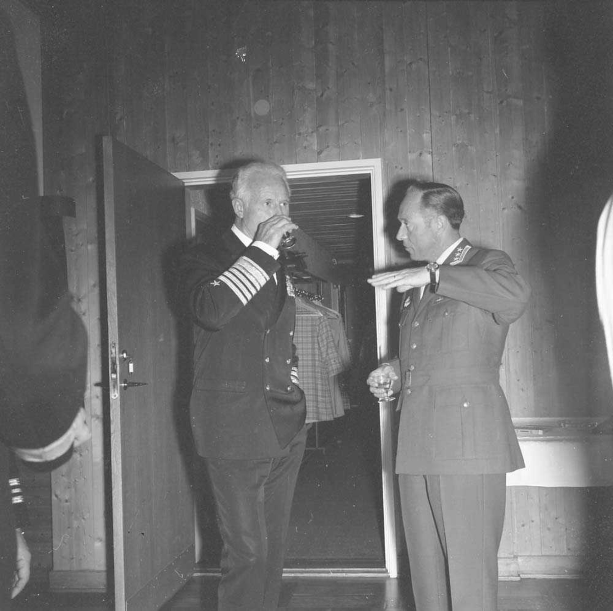 En Admiral fra US Navy besøker Bodø flystasjon. Admiralen til venstre samtaler med Stasjonssjef Oberst K. Bjørge-Hansen.
