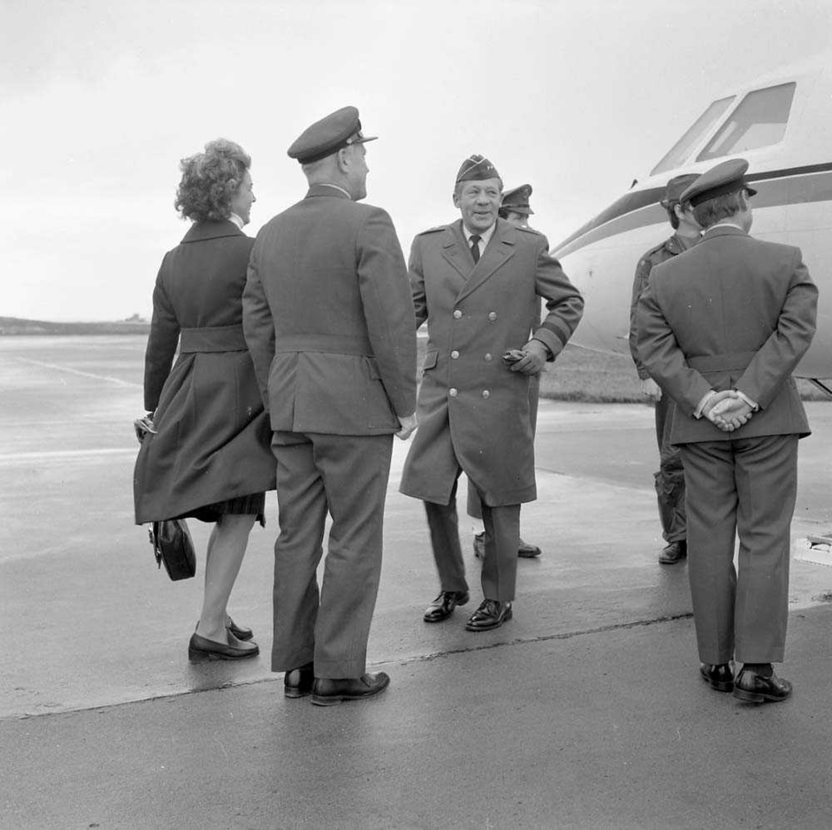 General Young besøker Bodø flystasjon. Han sees i midten med ansiktet mot fotografen. Flytypen er en Dassault F-20 Falcon.