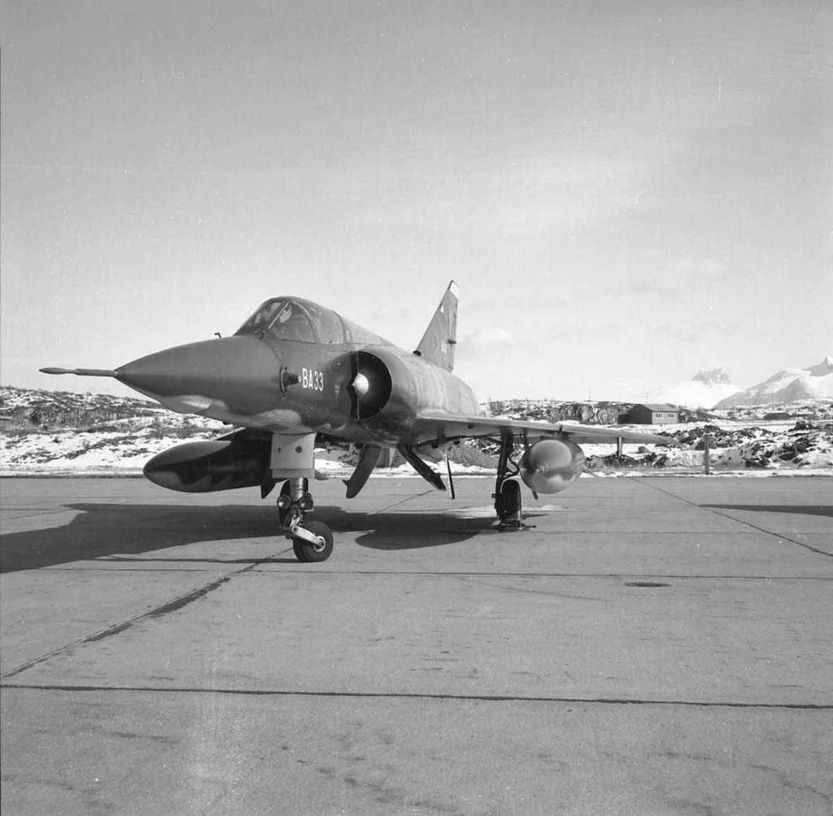 Et fransk jagerfly av typen Mirage står parkert ved 334 skvadrons område på Bodø flystasjon.