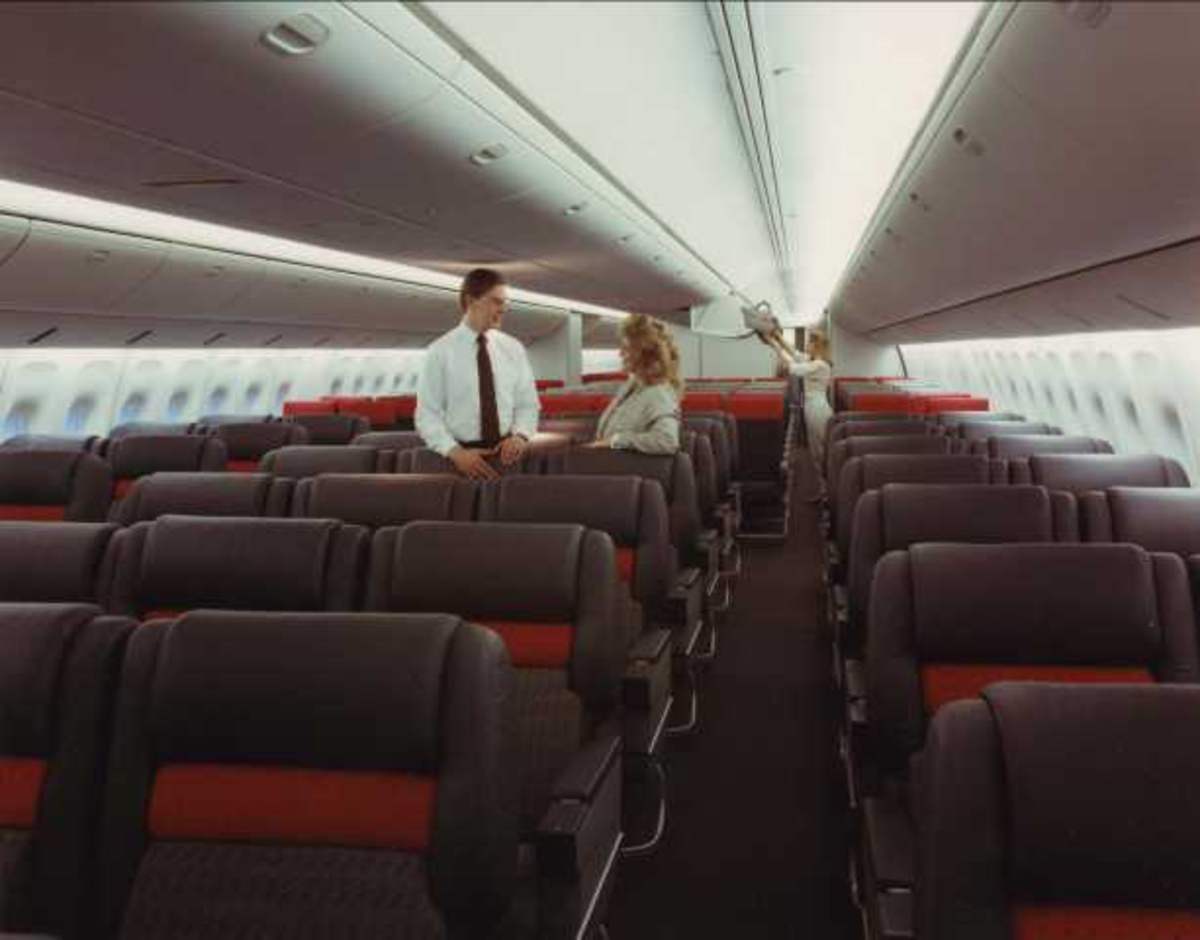 Boeing 777. Tre personer i cabin.