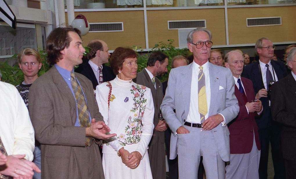 Fra venstre: Per G. Braathen, Else Braathen og Bjørn G. Braathen. Flere personer stående i bakgrunn.
