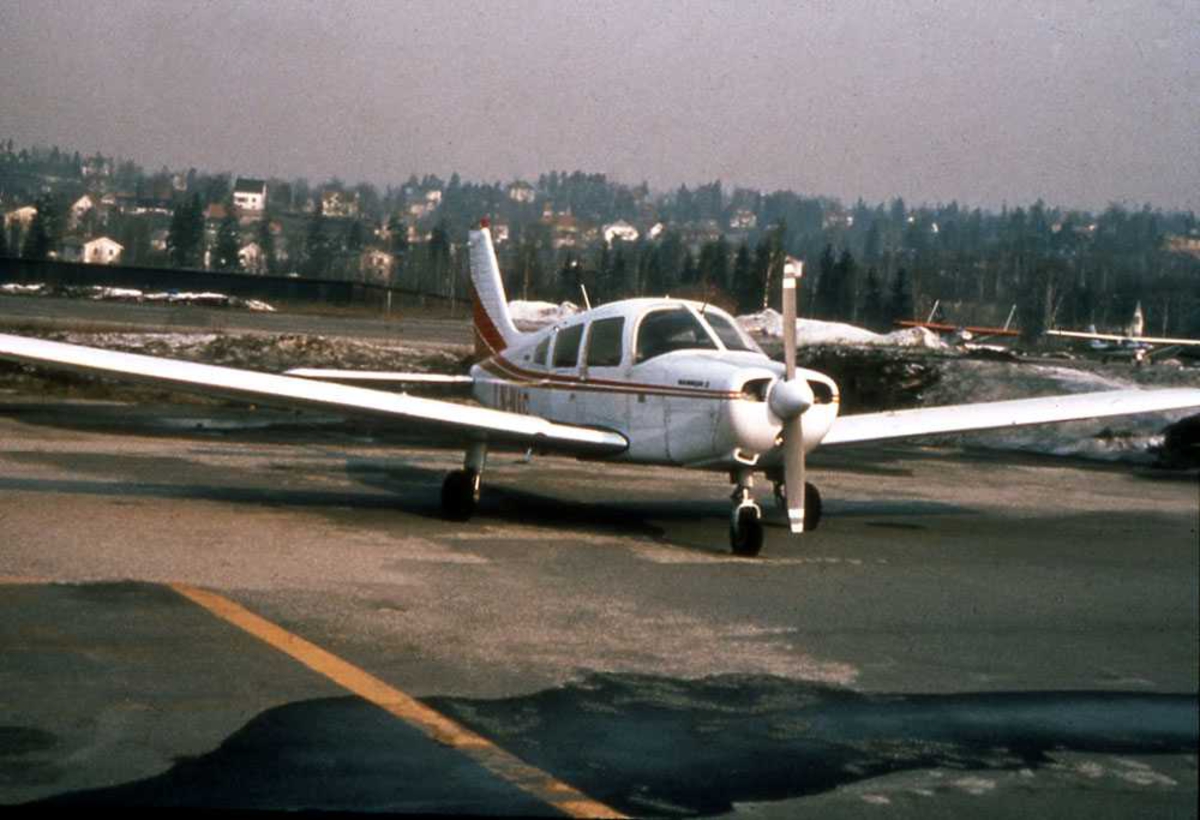 Ett fly på bakken. LN-NAG, Piper PA-28-161 Warrior II.