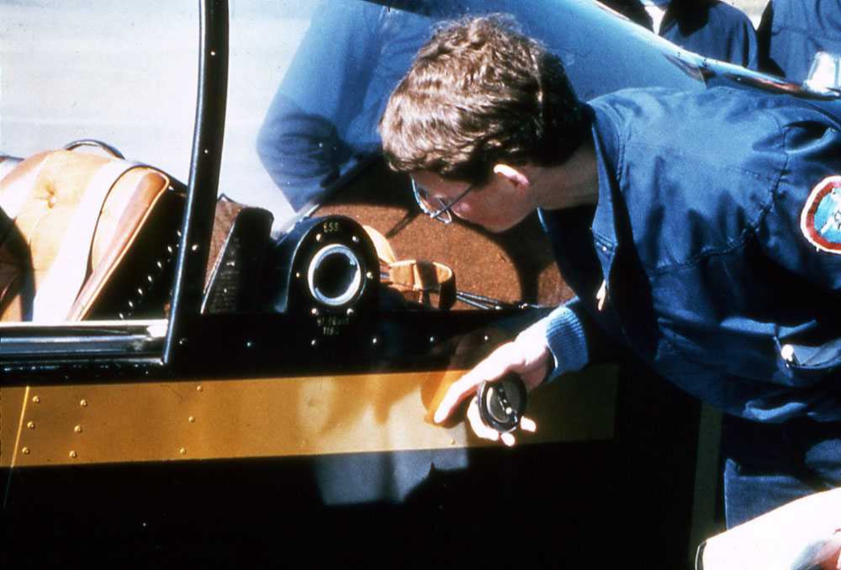 Ett fly på bakken. LN-RAC, Robin R.2160. En person stående ved cockpit. Inspeksjon