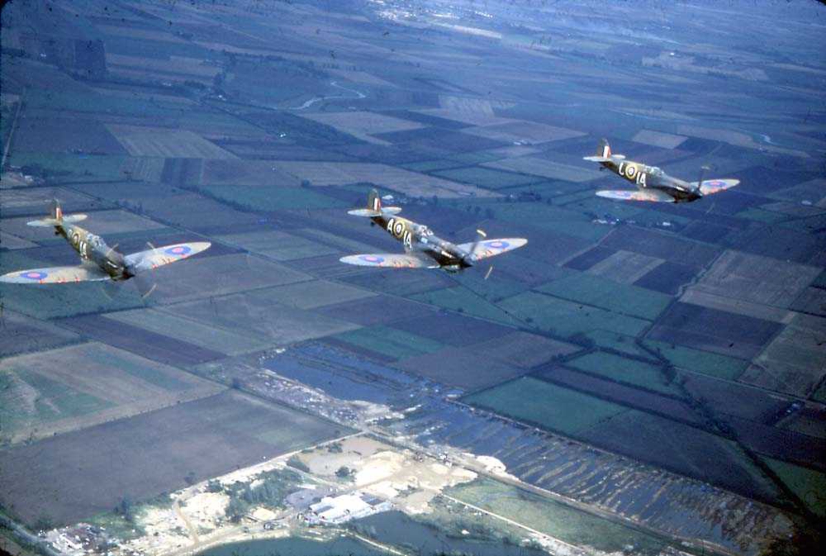 Luftfoto. Tre fly i formasjon, Spitfire Mk.